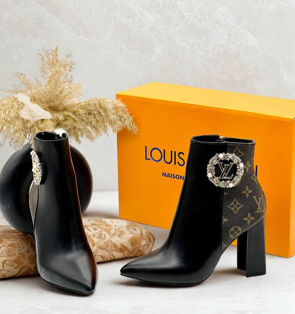 كعب لويفتيون بتختارو اللون لما نبعتلكم تاكيد للطلب