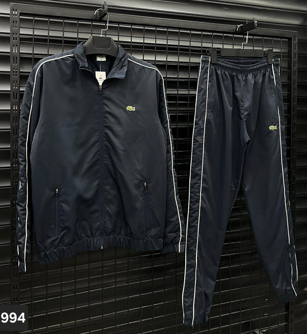 بدلة لاكوست للشباب (اللون مايل على سواد كحلي غامق جدًا)