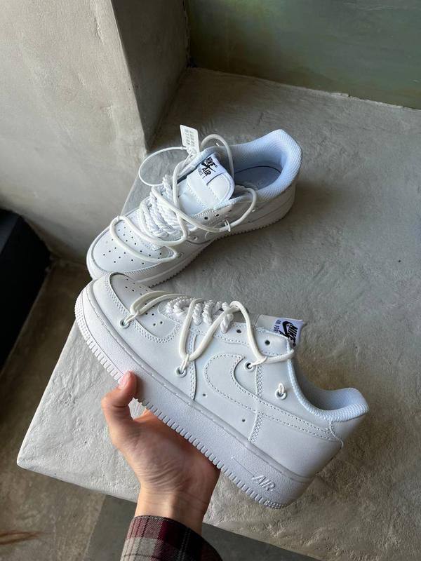 Nike airforce 1 رباطات غريبة