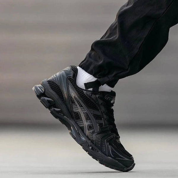 Asics بتختارو اللون لما نبعتلكم تاكيد الطلب