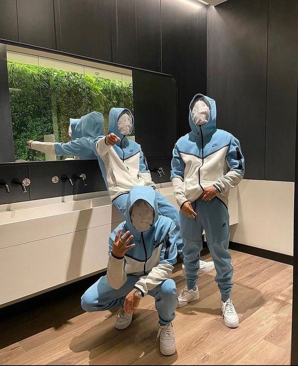 Nike tech ازرق&ابيض البنطلون بيجي نفس الجاكيت لونين